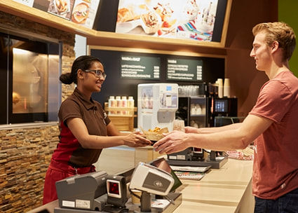 Chickeria Migros Ostschweiz Bedienung eines Kunden Chickeria Migros Ostschweiz Bedienung eines Kunden